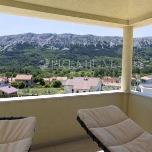 Baška, uža okolica, kuća s pogledom na more i bazenom