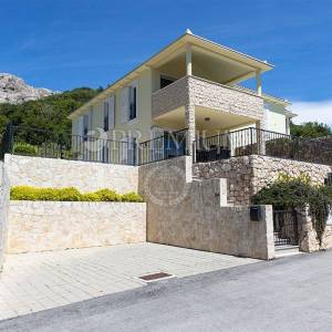 Baška, uža okolica, kuća s pogledom na more i bazenom