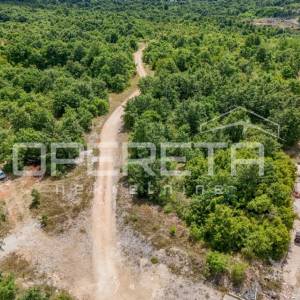 Bibići – Industrijsko zemljište I1, 2.377 m² s infrastrukturom i pristupom