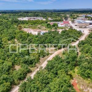 Bibići – Industrijsko zemljište I1, 2.377 m² s infrastrukturom i pristupom