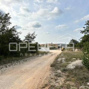 Bibići – Industrijsko zemljište I1, 2.377 m² s infrastrukturom i pristupom