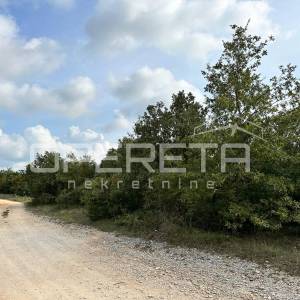 Bibići – Industrijsko zemljište I1, 2.377 m² s infrastrukturom i pristupom