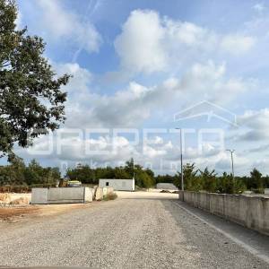 Bibići – Industrijsko zemljište I1, 2.377 m² s infrastrukturom i pristupom