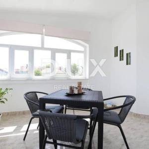 BIBINJE, ZADAR - TOP LOKACIJA! Uhodani restoran s apartmanima 1. red do mora