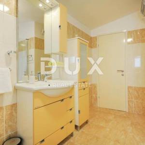 BIBINJE, ZADAR - TOP LOKACIJA! Uhodani restoran s apartmanima 1. red do mora