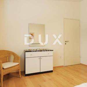 BIBINJE, ZADAR - TOP LOKACIJA! Uhodani restoran s apartmanima 1. red do mora