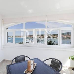 BIBINJE, ZADAR - TOP LOKACIJA! Uhodani restoran s apartmanima 1. red do mora