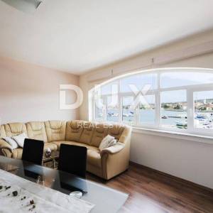 BIBINJE, ZADAR - TOP LOKACIJA! Uhodani restoran s apartmanima 1. red do mora