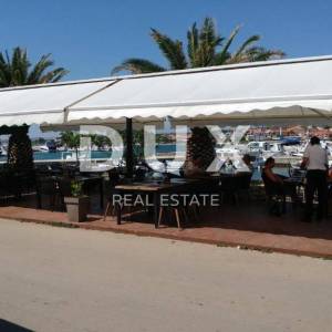 BIBINJE, ZADAR - TOP LOKACIJA! Uhodani restoran s apartmanima 1. red do mora