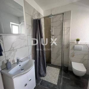 BILICE, ŠIBENIK – PRILIKA! Dvojna kuća sa 4 apartmana prvi red uz more