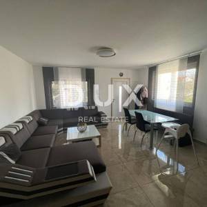 BILICE, ŠIBENIK – PRILIKA! Dvojna kuća sa 4 apartmana prvi red uz more