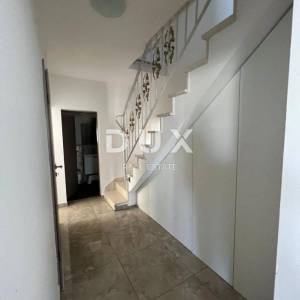 BILICE, ŠIBENIK – PRILIKA! Dvojna kuća sa 4 apartmana prvi red uz more
