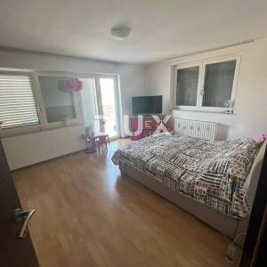 BILICE, ŠIBENIK – PRILIKA! Dvojna kuća sa 4 apartmana prvi red uz more