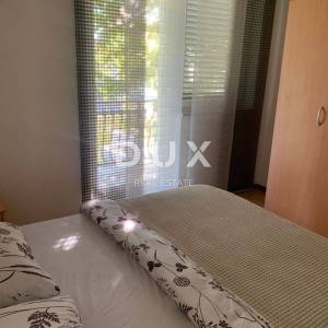 BILICE, ŠIBENIK – PRILIKA! Dvojna kuća sa 4 apartmana prvi red uz more