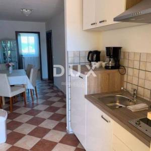 BILICE, ŠIBENIK – PRILIKA! Dvojna kuća sa 4 apartmana prvi red uz more