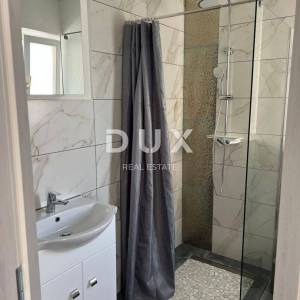 BILICE, ŠIBENIK – PRILIKA! Dvojna kuća sa 4 apartmana prvi red uz more