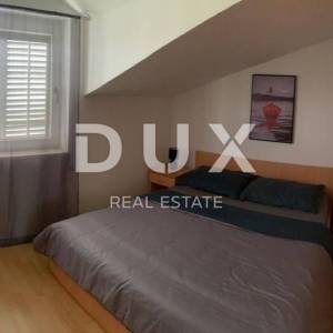 BILICE, ŠIBENIK – PRILIKA! Dvojna kuća sa 4 apartmana prvi red uz more