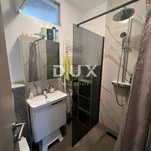 BILICE, ŠIBENIK – PRILIKA! Dvojna kuća sa 4 apartmana prvi red uz more