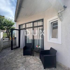 BILICE, ŠIBENIK – PRILIKA! Dvojna kuća sa 4 apartmana prvi red uz more