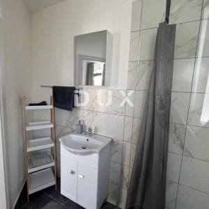 BILICE, ŠIBENIK – PRILIKA! Dvojna kuća sa 4 apartmana prvi red uz more