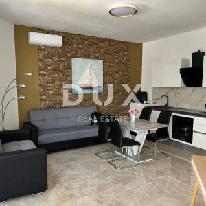 BILICE, ŠIBENIK – PRILIKA! Dvojna kuća sa 4 apartmana prvi red uz more
