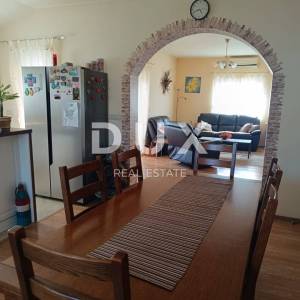 BIOGRAD NA MORU - EKSKLUZIVNA PRILIKA – KUĆA S 4 APARTMANA I PROSTRANIM STANOM – CENTAR!