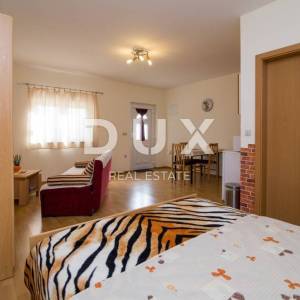 BIOGRAD NA MORU - EKSKLUZIVNA PRILIKA – KUĆA S 4 APARTMANA I PROSTRANIM STANOM – CENTAR!