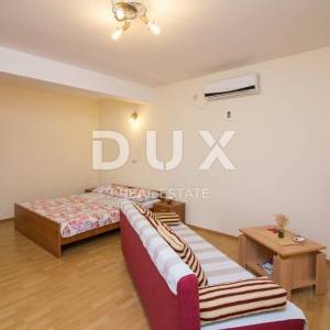 BIOGRAD NA MORU - EKSKLUZIVNA PRILIKA – KUĆA S 4 APARTMANA I PROSTRANIM STANOM – CENTAR!