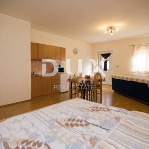 BIOGRAD NA MORU - EKSKLUZIVNA PRILIKA – KUĆA S 4 APARTMANA I PROSTRANIM STANOM – CENTAR!