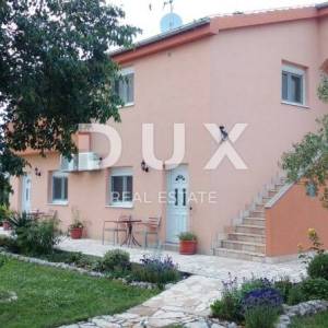 BIOGRAD NA MORU - EKSKLUZIVNA PRILIKA – KUĆA S 4 APARTMANA I PROSTRANIM STANOM – CENTAR!