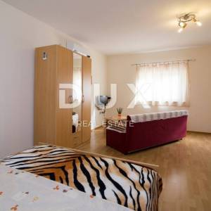 BIOGRAD NA MORU - EKSKLUZIVNA PRILIKA – KUĆA S 4 APARTMANA I PROSTRANIM STANOM – CENTAR!
