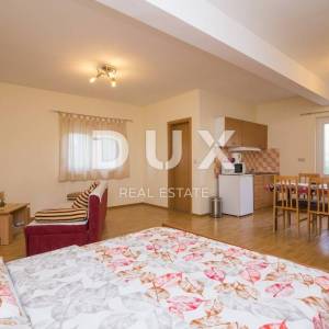 BIOGRAD NA MORU - EKSKLUZIVNA PRILIKA – KUĆA S 4 APARTMANA I PROSTRANIM STANOM – CENTAR!