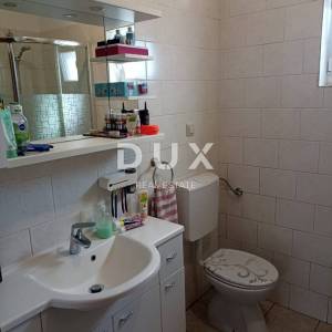 BIOGRAD NA MORU - EKSKLUZIVNA PRILIKA – KUĆA S 4 APARTMANA I PROSTRANIM STANOM – CENTAR!