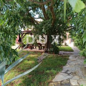 BIOGRAD NA MORU - EKSKLUZIVNA PRILIKA – KUĆA S 4 APARTMANA I PROSTRANIM STANOM – CENTAR!