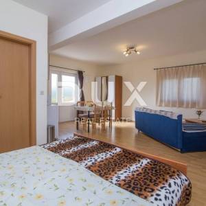 BIOGRAD NA MORU - EKSKLUZIVNA PRILIKA – KUĆA S 4 APARTMANA I PROSTRANIM STANOM – CENTAR!