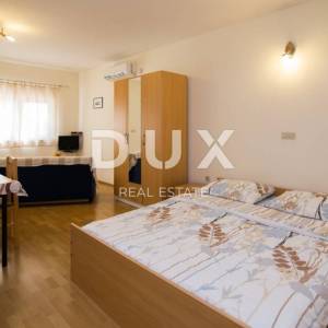 BIOGRAD NA MORU - EKSKLUZIVNA PRILIKA – KUĆA S 4 APARTMANA I PROSTRANIM STANOM – CENTAR!