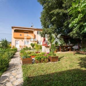 BIOGRAD NA MORU - EKSKLUZIVNA PRILIKA – KUĆA S 4 APARTMANA I PROSTRANIM STANOM – CENTAR!