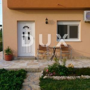 BIOGRAD NA MORU - EKSKLUZIVNA PRILIKA – KUĆA S 4 APARTMANA I PROSTRANIM STANOM – CENTAR!
