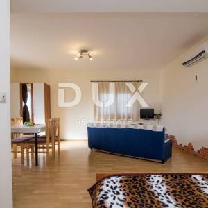 BIOGRAD NA MORU - EKSKLUZIVNA PRILIKA – KUĆA S 4 APARTMANA I PROSTRANIM STANOM – CENTAR!