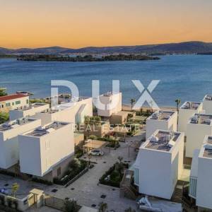 BIOGRAD NA MORU, TURANJ - Dvoetažni stan u luksuznoj vili kompleksa u prvom redu do mora