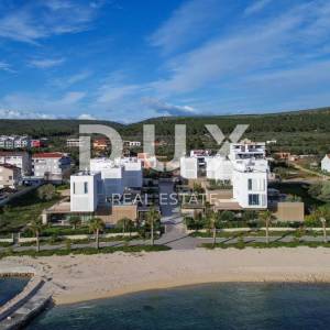 BIOGRAD NA MORU, TURANJ - Luksuzni stan u prizemlju vile s vrtom, kompleks u prvom redu do mora