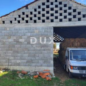 BIOGRAD, RAŠTANE GORNJE - Kamena kuća na parceli od 1600 m2