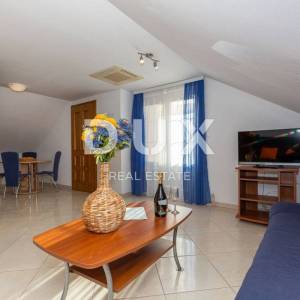 BIOGRAD, SVETI FILIP I JAKOV - Apartmanska kuća s bazenom i pogledom na more
