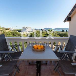 BIOGRAD, SVETI FILIP I JAKOV - Apartmanska kuća s bazenom i pogledom na more