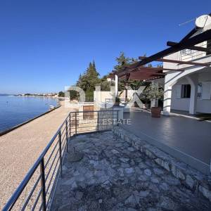 BIOGRAD, SVETI PETAR - Predivna kuća za odmor 1. red do mora