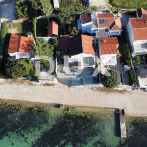 BIOGRAD, SVETI PETAR - Predivna kuća za odmor 1. red do mora