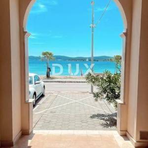 BIOGRAD, TURANJ - stan u potkrovlju na samoj plaži
