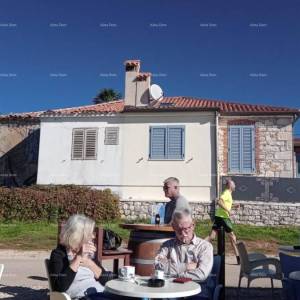Blizina grada Umaga. Prodaje se kuća, 123.65 m2 na samoj obali mora, 10 metara do mora.