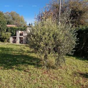 Blizina grada Umaga. Prodaje se kuća, 123.65 m2 na samoj obali mora, 10 metara do mora.