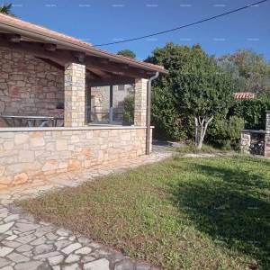 Blizina grada Umaga. Prodaje se kuća, 123.65 m2 na samoj obali mora, 10 metara do mora.